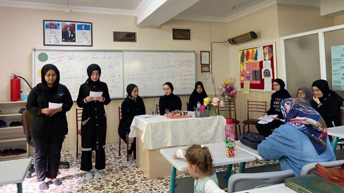 Kız Öğrencilerimiz Yeni Çınarlı Camii'nde Program Düzenlediler...
